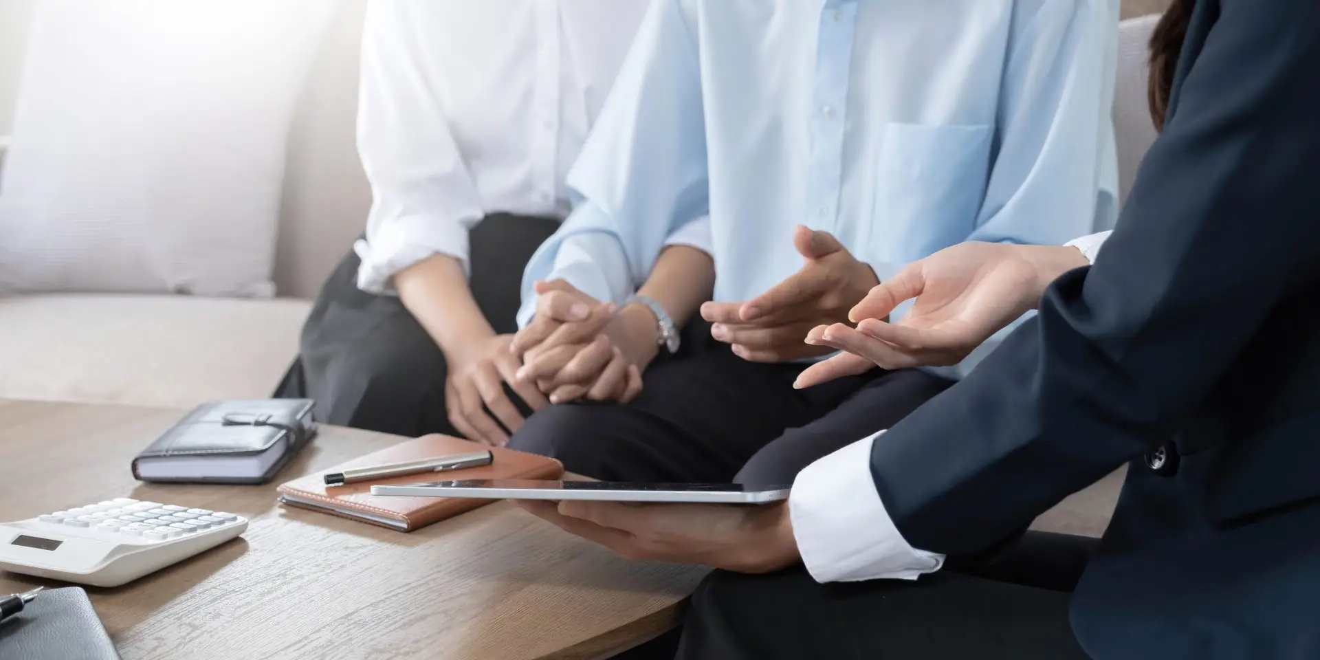 Rencontre entre un courtier et des acheteurs pour expliquer un contrat de courtage achat (CCA)