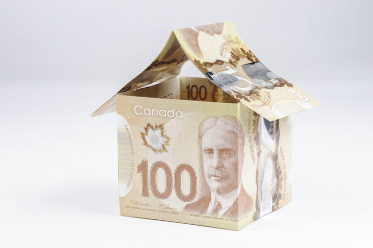Photo de dollars canadiens disposés en forme de maison, représentant la préparation financière nécessaire pour obtenir une pré-approbation hypothécaire.