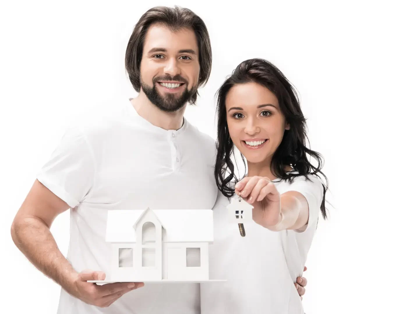 Couple souriant tenant une maquette de maison et une clé, symbolisant l’achat d’un chalet familial