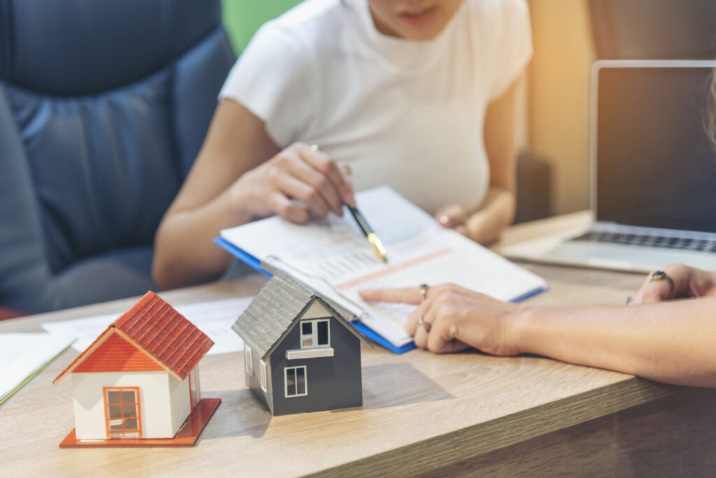 Rencontre entre une acheteur(euse) et un(e) courtier(ère) immobilier pour expliquer le cadre de représentation avant la signature d’un C.C.A.