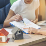 Rencontre entre une acheteur(euse) et un(e) courtier(ère) immobilier pour expliquer le cadre de représentation avant la signature d’un C.C.A.