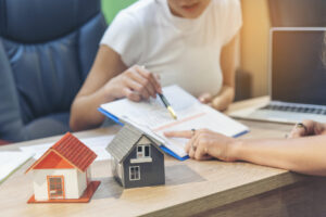 Rencontre entre une acheteur(euse) et un(e) courtier(ère) immobilier pour expliquer le cadre de représentation avant la signature d’un C.C.A.
