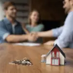 Remise des clés à un couple après une entente immobilière réussie