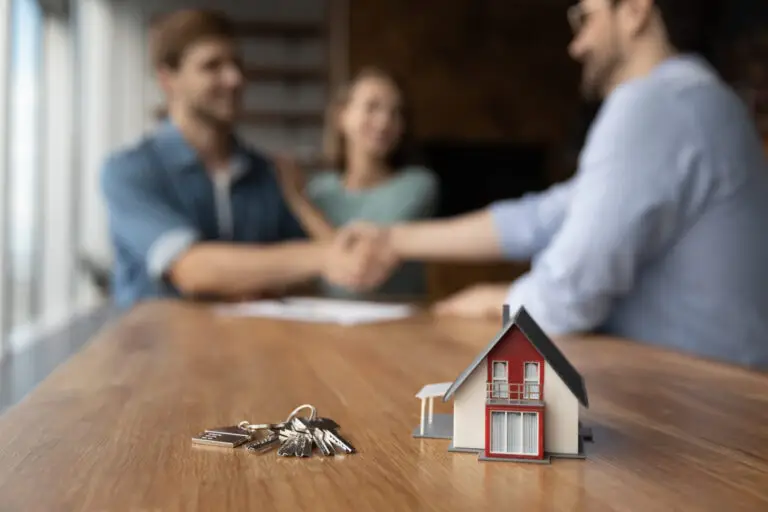 Remise des clés à un couple après une entente immobilière réussie