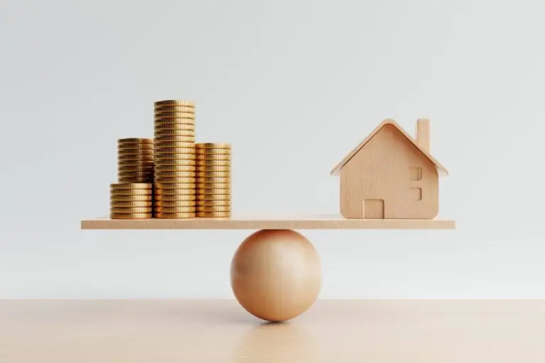 Balance entre maison et argent illustrant les intérêts opposés d’un vendeur et d’un acheteur en immobilier.