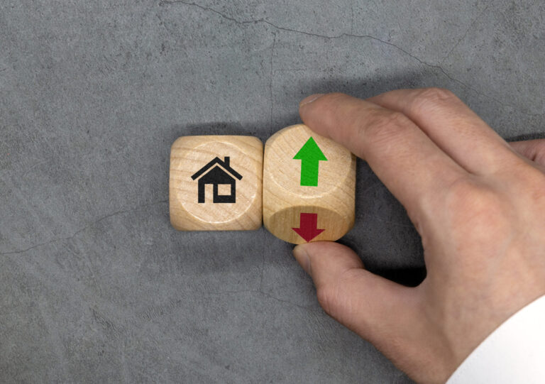 Main choisissant entre une bonne et une mauvaise option lors de l’achat d’une maison, symbolisant le risque d’un traitement équitable sans représentation légale