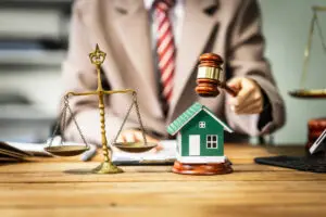 Formulaires juridiques de l’OACIQ : balance, maison et maillet symbolisant la rigueur légale dans l’achat immobilier.