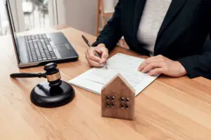 Signature d’un document immobilier réglementé, symbole de cadre légal.