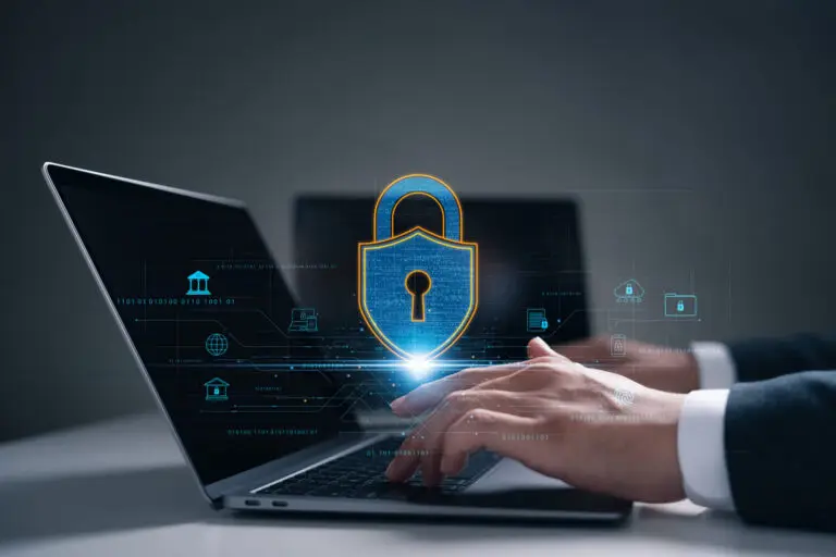 Protection numérique des renseignements personnels dans le courtage immobilier, avec cadenas et icônes de sécurité.