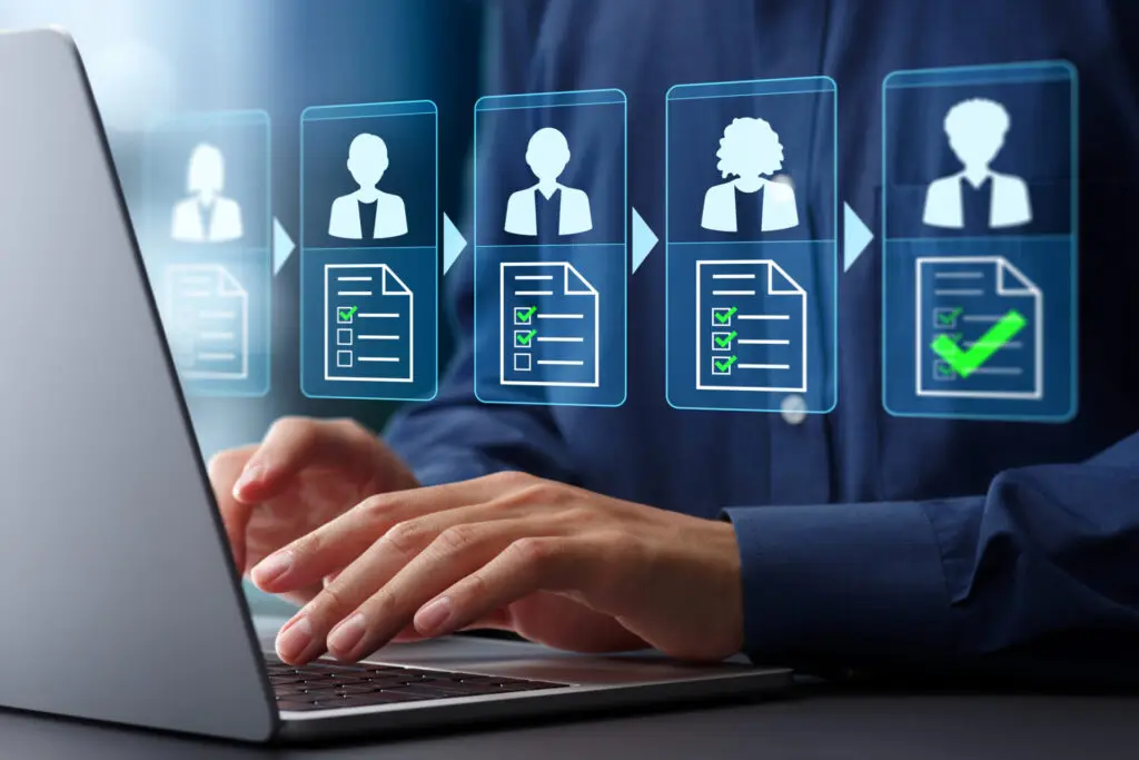 Fiches descriptives d’acheteurs analysées sur ordinateur dans un processus structuré de sélection