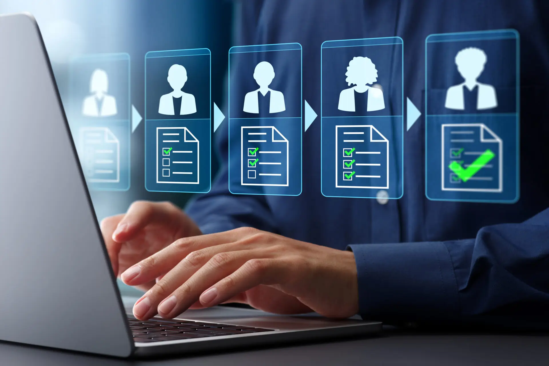 Fiches descriptives d’acheteurs analysées sur ordinateur dans un processus structuré de sélection