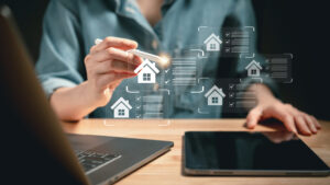 Analyse stratégique d’un projet d’achat immobilier sur tablette, avec sélection de propriétés ciblées