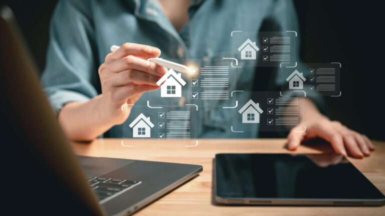 Analyse stratégique d’un projet d’achat immobilier sur tablette, avec sélection de propriétés ciblées