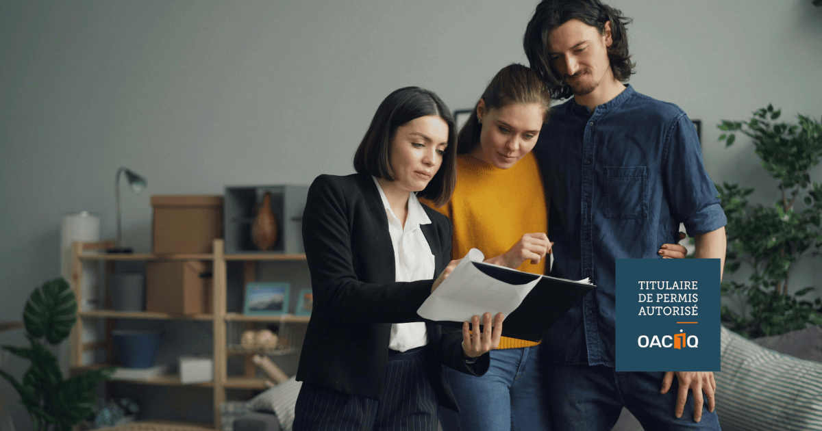 Courtier(ère) immobilier(ère) expliquant un document à un couple d’acheteur(euse)s représenté(e)s sous CCA