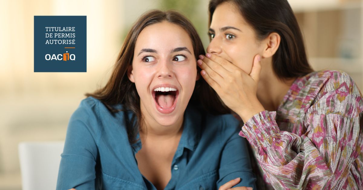 Deux jeunes femmes discutent en secret, l’une chuchotant à l’oreille de l’autre, illustrant la dissimulation d’un conflit d’intérêts en immobilier.