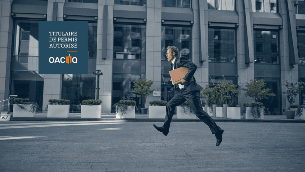 Courtier qui court pour livrer un document immobilier, symbolisant qu’une promesse d’achat doit être présentée sans délai.