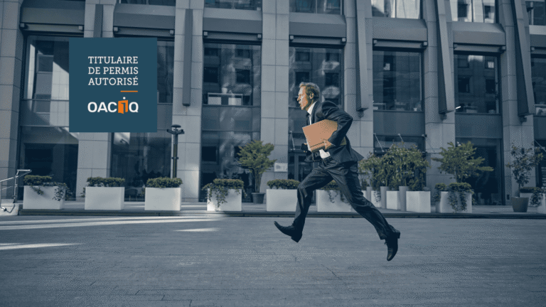 Courtier qui court pour livrer un document immobilier, symbolisant qu’une promesse d’achat doit être présentée sans délai.