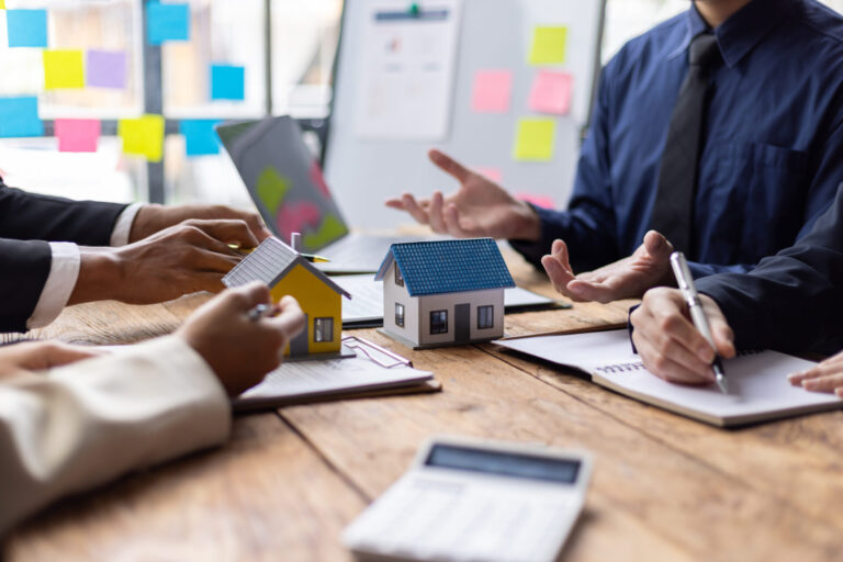 Discussion stratégique entre acheteur(euse)s et professionnel autour de l’analyse d’un projet d’achat immobilier