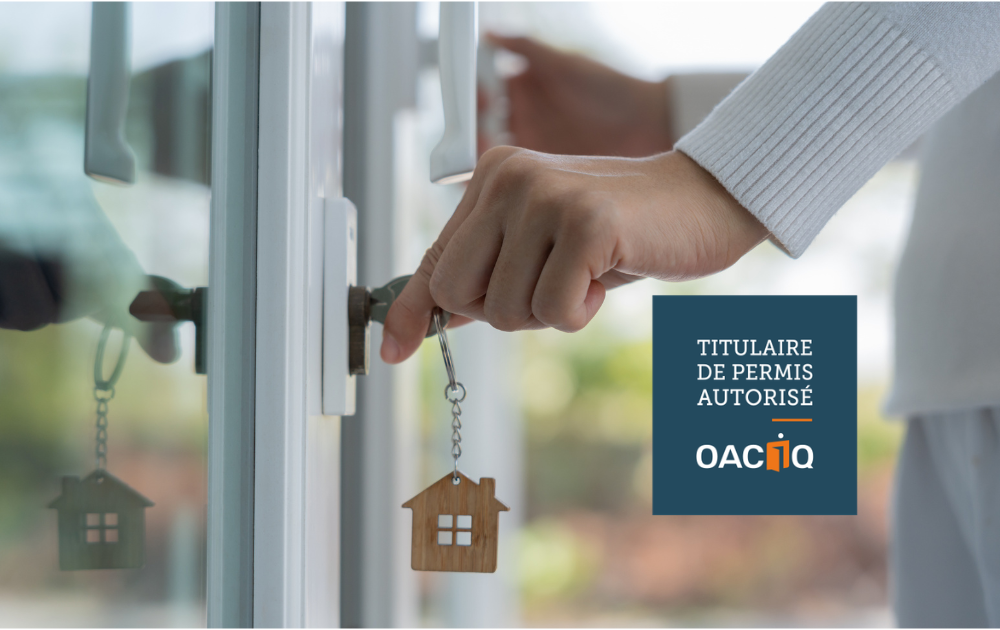 Main tenant des clés de maison, avec mention OACIQ, pour illustrer la représentation de l’acheteur par contrat de courtage exclusif achat.