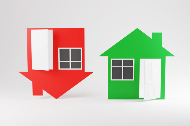 Deux maisons stylisées illustrent visuellement le bon côté et le mauvais côté dans un projet d’achat immobilier