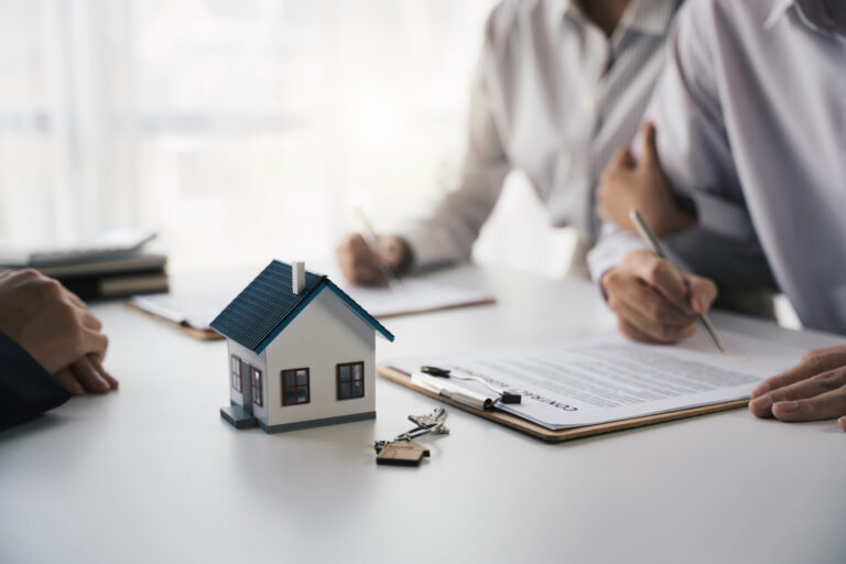 Acheteur immobilier qui clarifie son projet avant la première visite d’une maison à vendre.