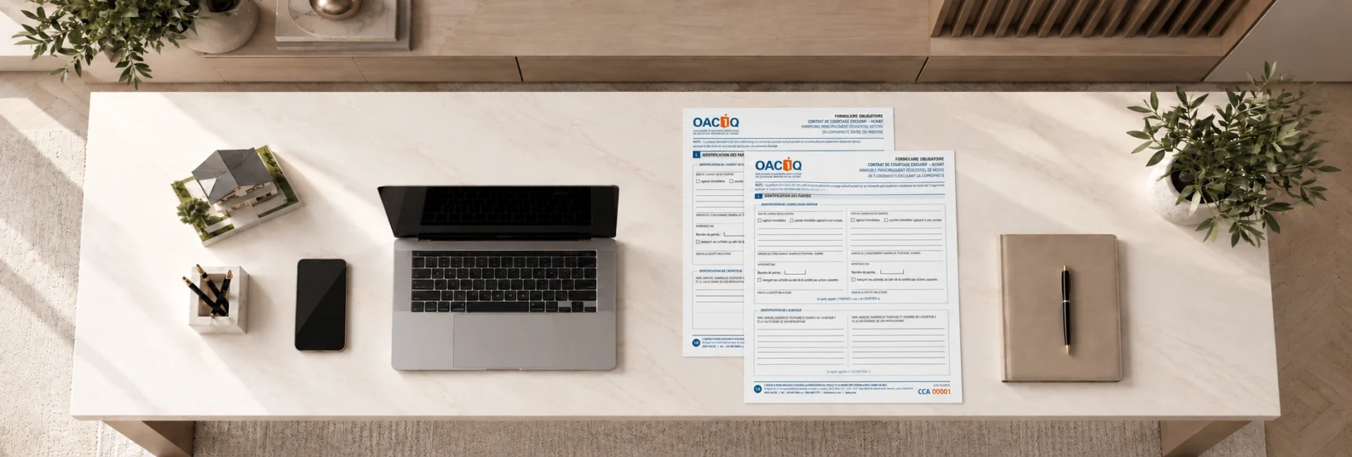 Bureau de travail avec contrats CCA et CCADI pour la représentation de l’acheteur immobilier
